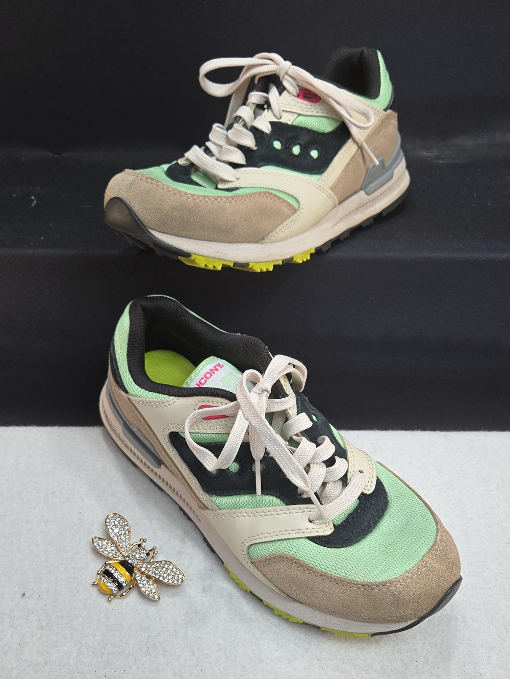 Saucony Courageous in the "Light Green / Tan" colorway (SKU: S70847-6).